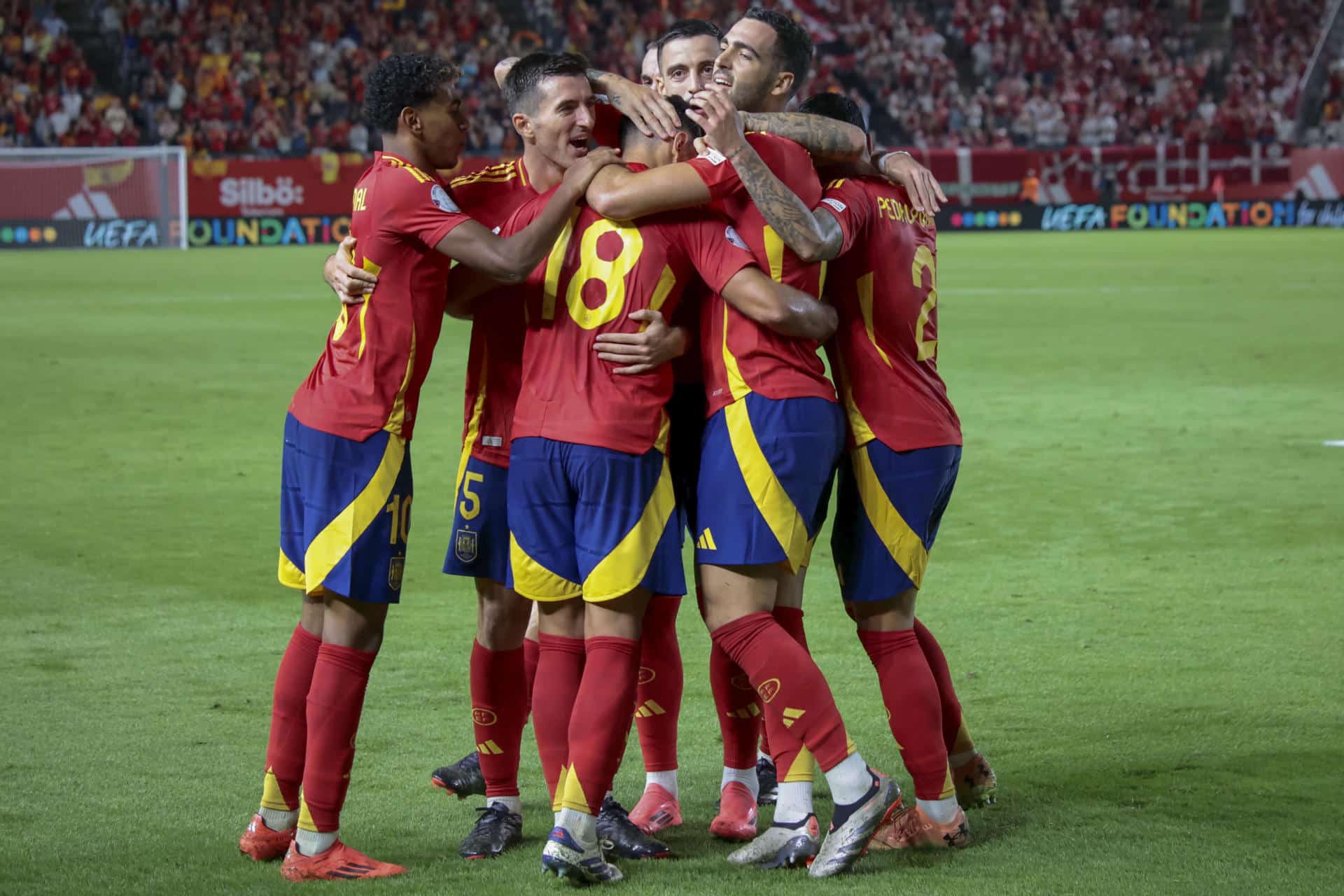 El centrocampista de la selección española, Martín Zubimendi celebra con sus compañeros el gol conseguido ante Dinamarca, en el estadio Enrique Roca de Murcia. EFE / Juan Carlos Caval.