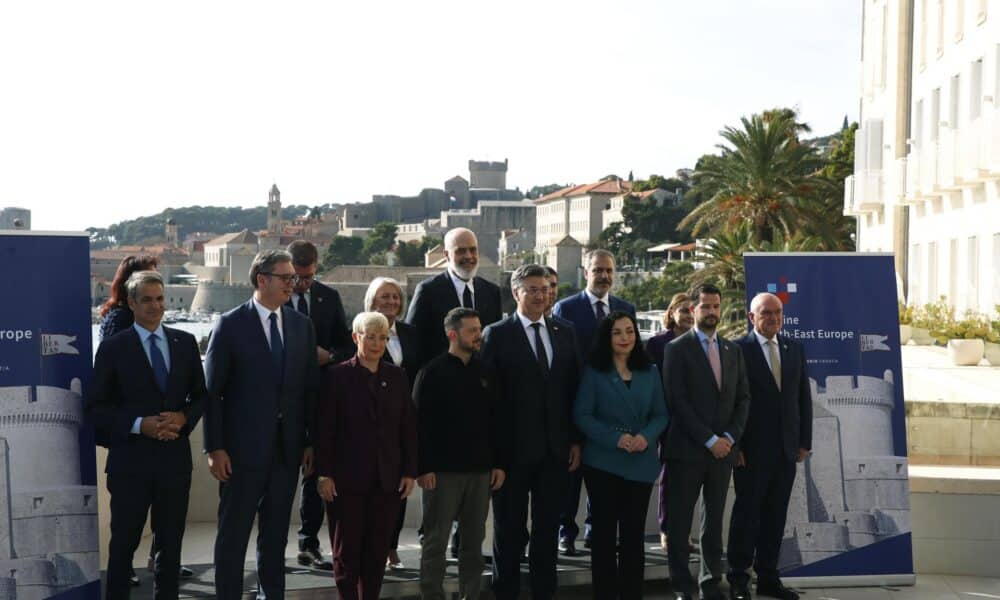 El primer ministro croata, Andrej Plenkovic (D), y el presidente ucraniano, Volodímir Zelenski (I), durante la cumbre de apoyo a Ucrania de Croacia junto a otros asistentes. EFE/EPA/ANTONIO BAT