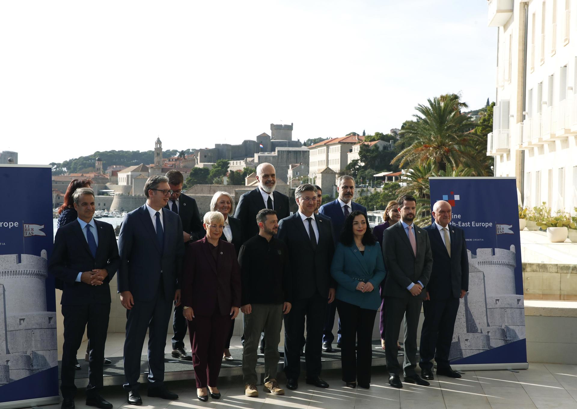 El primer ministro croata, Andrej Plenkovic (D), y el presidente ucraniano, Volodímir Zelenski (I), durante la cumbre de apoyo a Ucrania de Croacia junto a otros asistentes. EFE/EPA/ANTONIO BAT