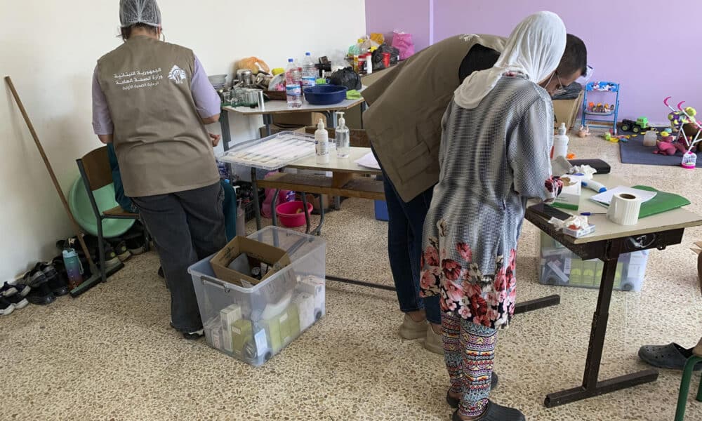 Una doctora, un enfermero, dos trabajadores sociales y una matrona viajan cada semana hasta el albergue para desplazados de Krayyeh, en el sur del Líbano, donde esta mañana ya han atendido a una treintena de pacientes que se han quedado sin acceso a sus médicos habituales. 
EFE/Noemí Jabois