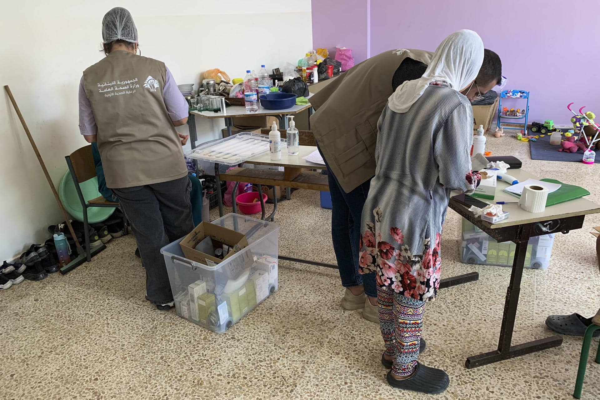 Una doctora, un enfermero, dos trabajadores sociales y una matrona viajan cada semana hasta el albergue para desplazados de Krayyeh, en el sur del Líbano, donde esta mañana ya han atendido a una treintena de pacientes que se han quedado sin acceso a sus médicos habituales. 
EFE/Noemí Jabois