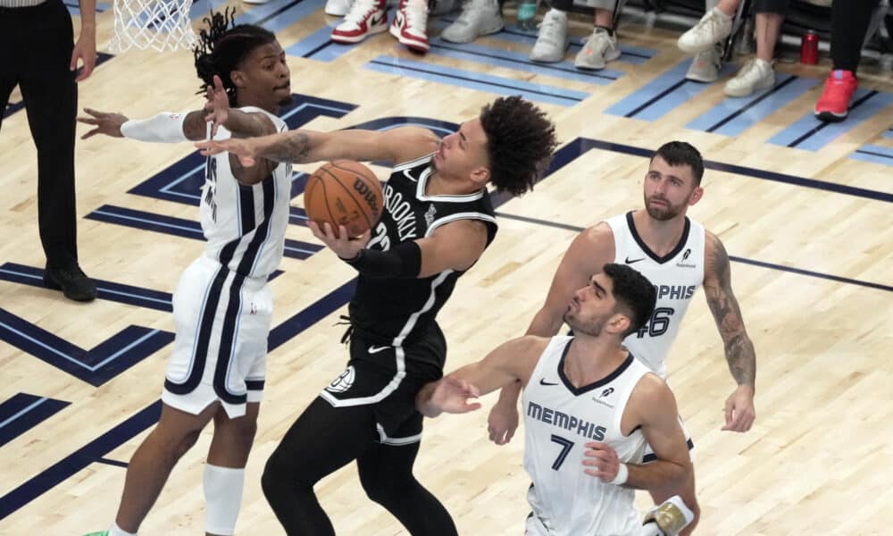 Ja Morant (i) de los Memphis Grizzlies disputa el balón con Jalen Wilson de los Brooklyn Nets, este miércoles durante un partido de la NBA en el FedEx Forum, en Memphis. EFE/ Karen Pulfer Focht