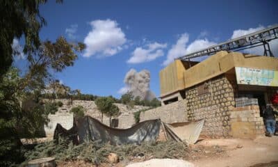 Imagen en la que se observa humo tras un ataque aéreo presuntamente cercano a un campamento de desplazados en Ma'arrat Misrin, Idlib, noroeste de Siria. EFE/EPA/Bilal Al Hammoud