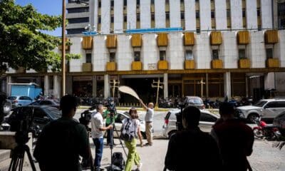 Fotografía de archivo del 26 de agosto de 2024 de periodistas que esperan al abanderado de la mayor coalición opositora de Venezuela, Edmundo González Urrutia, en la entrada del despacho de la fiscalía donde fue citado, en Caracas (Venezuela). EFE/ Miguel Gutiérrez