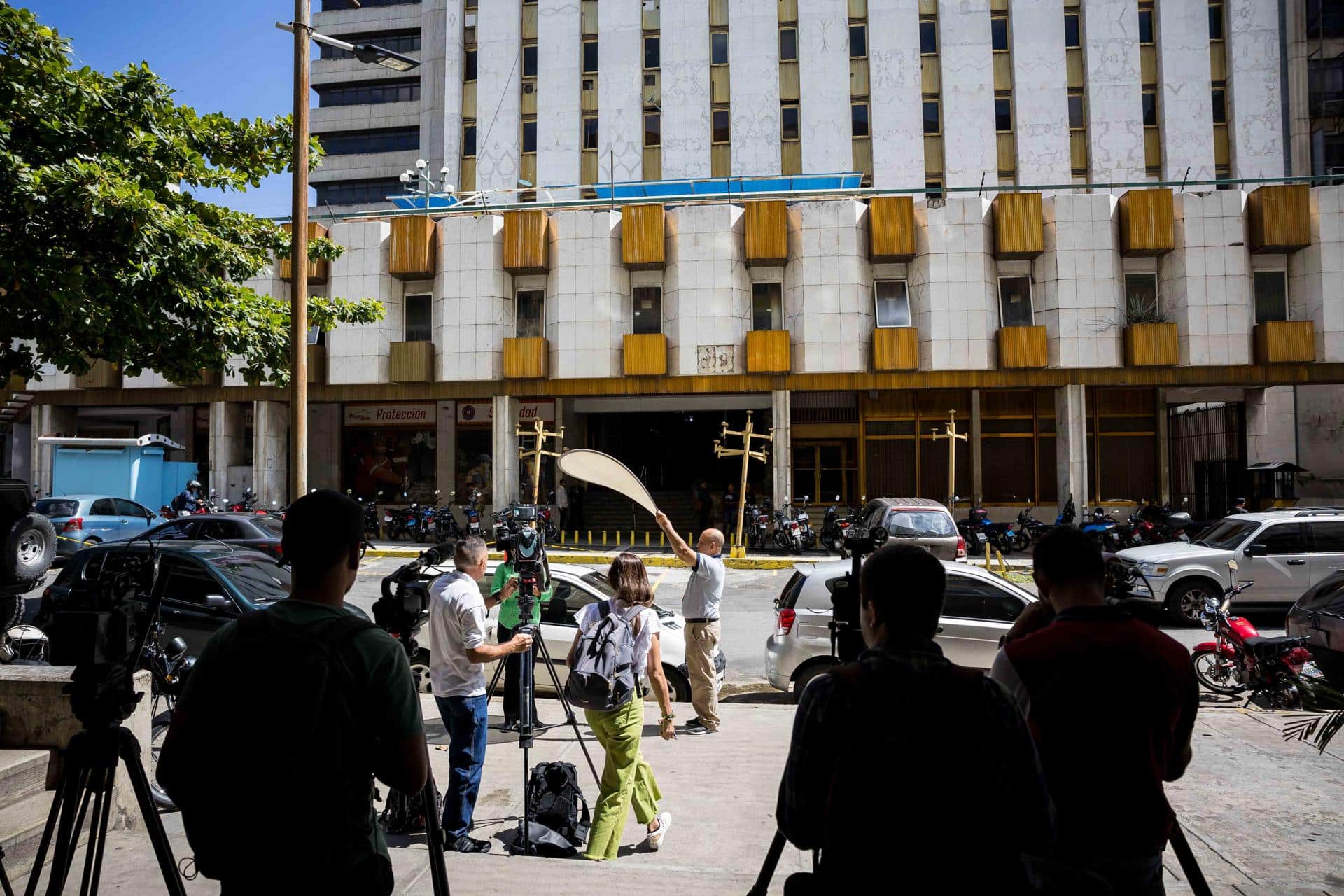 Fotografía de archivo del 26 de agosto de 2024 de periodistas que esperan al abanderado de la mayor coalición opositora de Venezuela, Edmundo González Urrutia, en la entrada del despacho de la fiscalía donde fue citado, en Caracas (Venezuela). EFE/ Miguel Gutiérrez