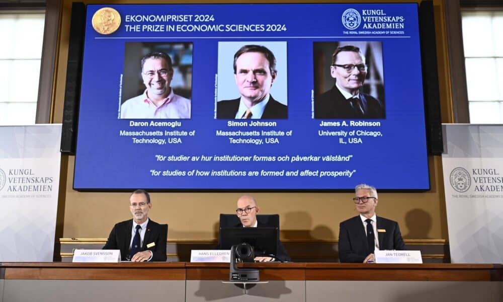 Estocolmo (Suecia), 14/10/2024.- El secretario permanente de la Academia de Ciencias, Hans Ellegren (C), Jakob Svensson (I) y Jan Teorell, de la asamblea Nobel del Riksbank sueco, anuncian el premio Nobel en ciencias económicas 2024, que corresponde a Daron Acemoglu, Simon Johnson y James A Robinson. (Suecia, Estocolmo) EFE/EPA/Christine Olsson/TT SWEDEN OUT