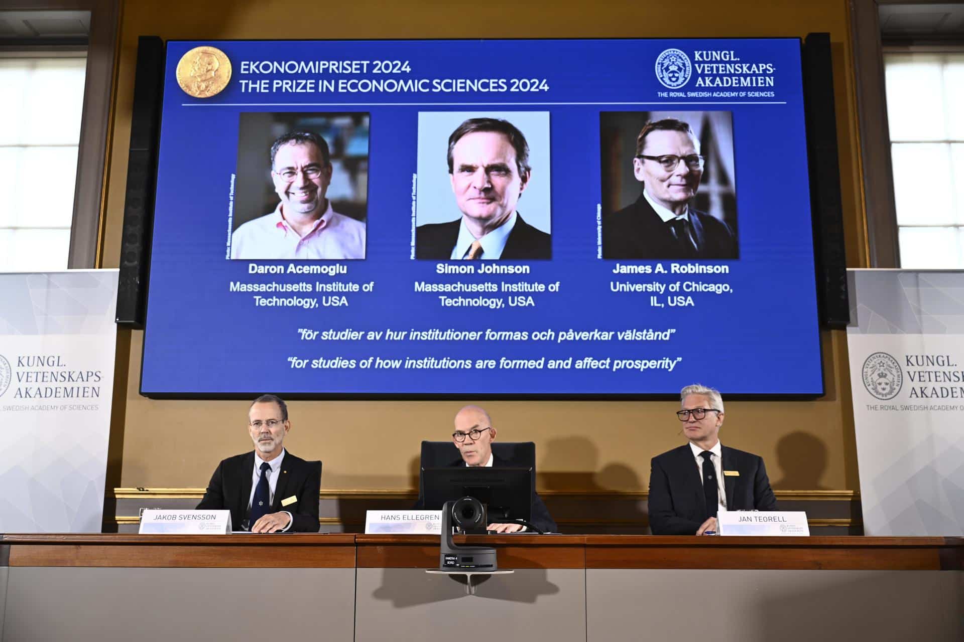 Estocolmo (Suecia), 14/10/2024.- El secretario permanente de la Academia de Ciencias, Hans Ellegren (C), Jakob Svensson (I) y Jan Teorell, de la asamblea Nobel del Riksbank sueco, anuncian el premio Nobel en ciencias económicas 2024, que corresponde a Daron Acemoglu, Simon Johnson y James A Robinson. (Suecia, Estocolmo) EFE/EPA/Christine Olsson/TT SWEDEN OUT