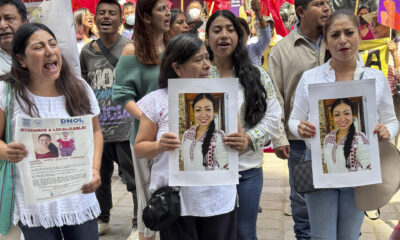 Familiares y amigos de la defensora de derechos humanos, Sandra Estefana Domínguez Martínez, desaparecida el 4 de octubre, se manifestaron para exigir su aparición con vida, este viernes en la ciudad de Oaxaca (México). EFE/Jesús Méndez