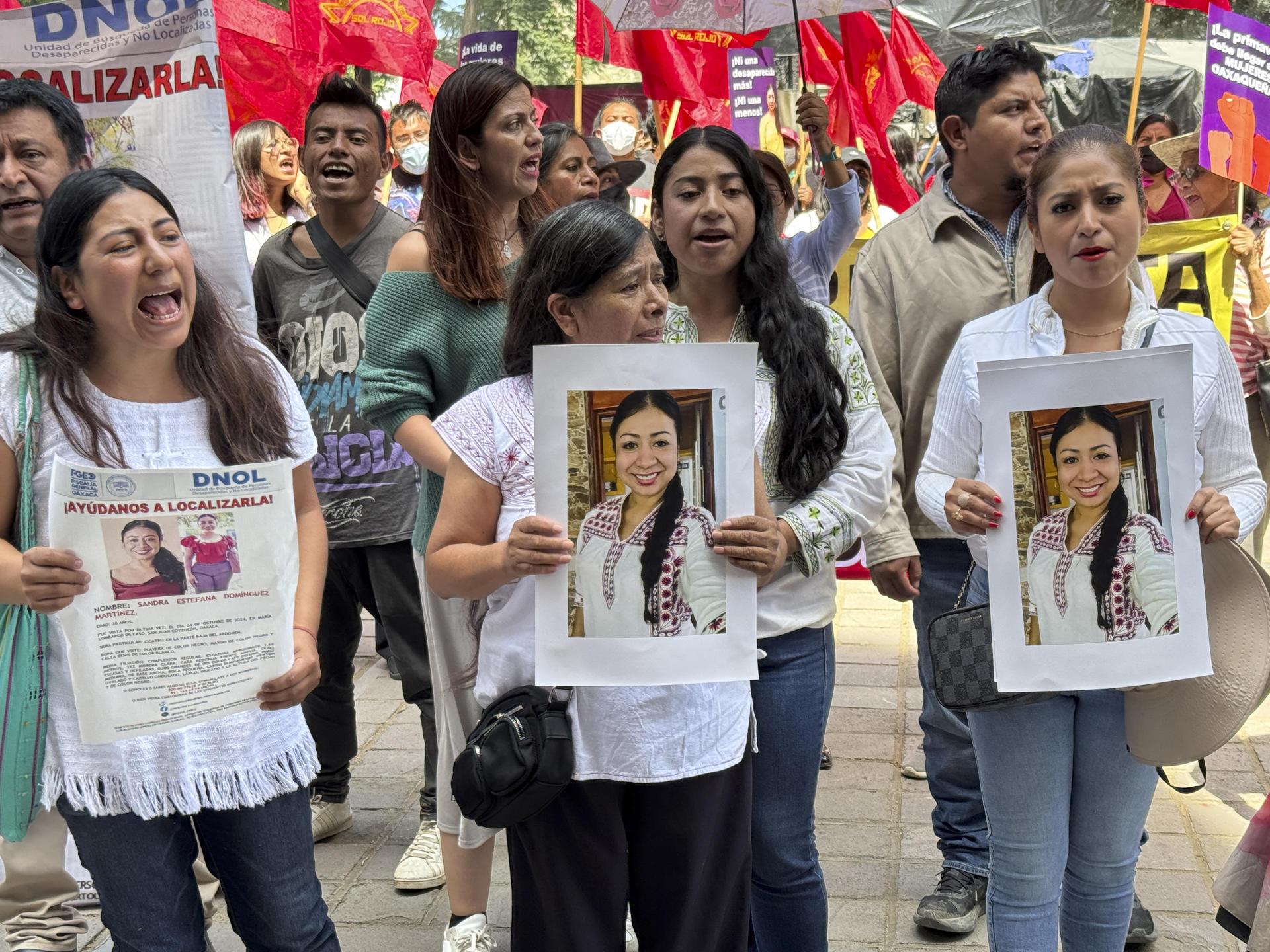 Familiares y amigos de la defensora de derechos humanos, Sandra Estefana Domínguez Martínez, desaparecida el 4 de octubre, se manifestaron para exigir su aparición con vida, este viernes en la ciudad de Oaxaca (México). EFE/Jesús Méndez