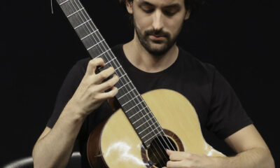 El guitarrista español Álvaro Toscano posa durante una entrevista con EFE en el centro cultural de España, en la Ciudad de Gatemala. EFE/ Mariano Macz