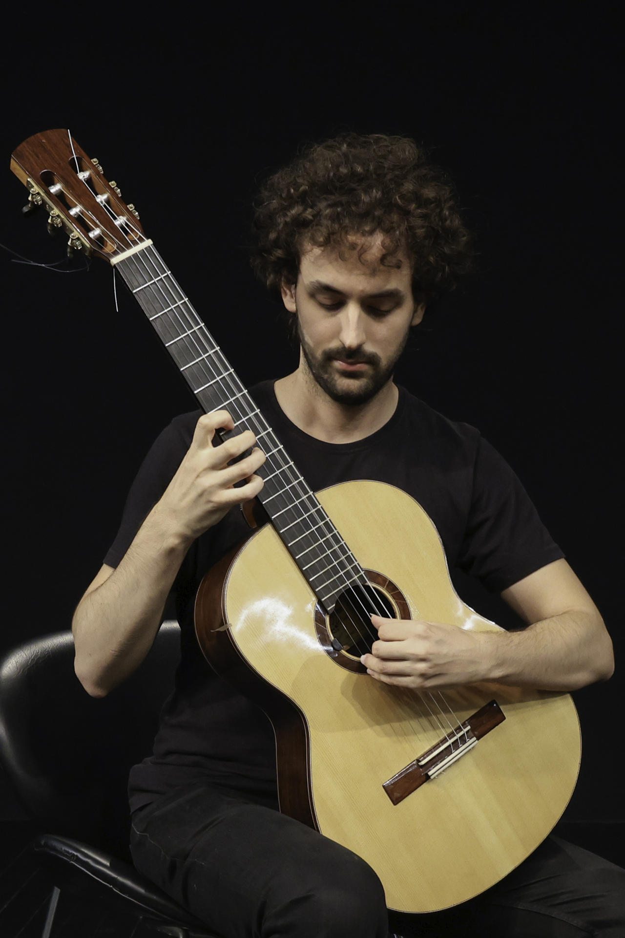 El guitarrista español Álvaro Toscano posa durante una entrevista con EFE en el centro cultural de España, en la Ciudad de Gatemala. EFE/ Mariano Macz