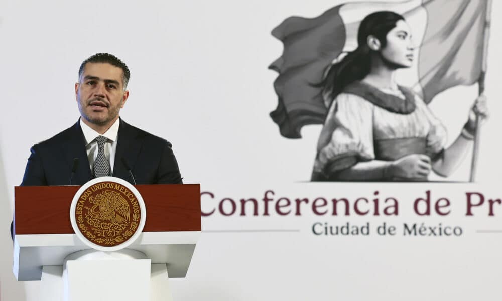 El secretario de Seguridad y Protección Ciudadana, Omar García Harfuch habla este martes durante una conferencia de prensa matutina en Palacio Nacional de la Ciudad de México (México). EFE/José Méndez