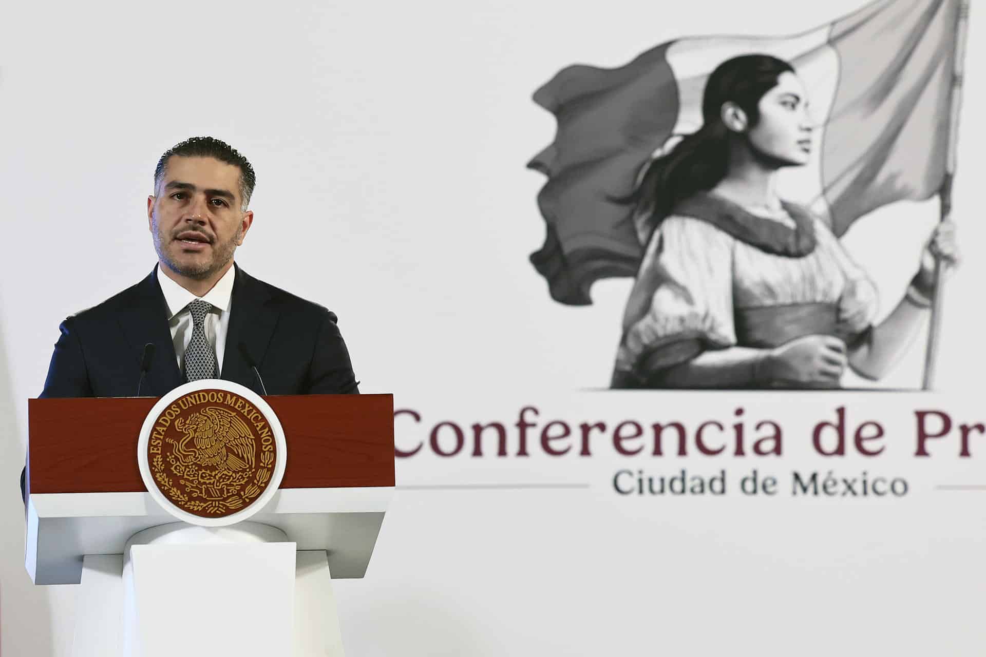 El secretario de Seguridad y Protección Ciudadana, Omar García Harfuch habla este martes durante una conferencia de prensa matutina en Palacio Nacional de la Ciudad de México (México). EFE/José Méndez