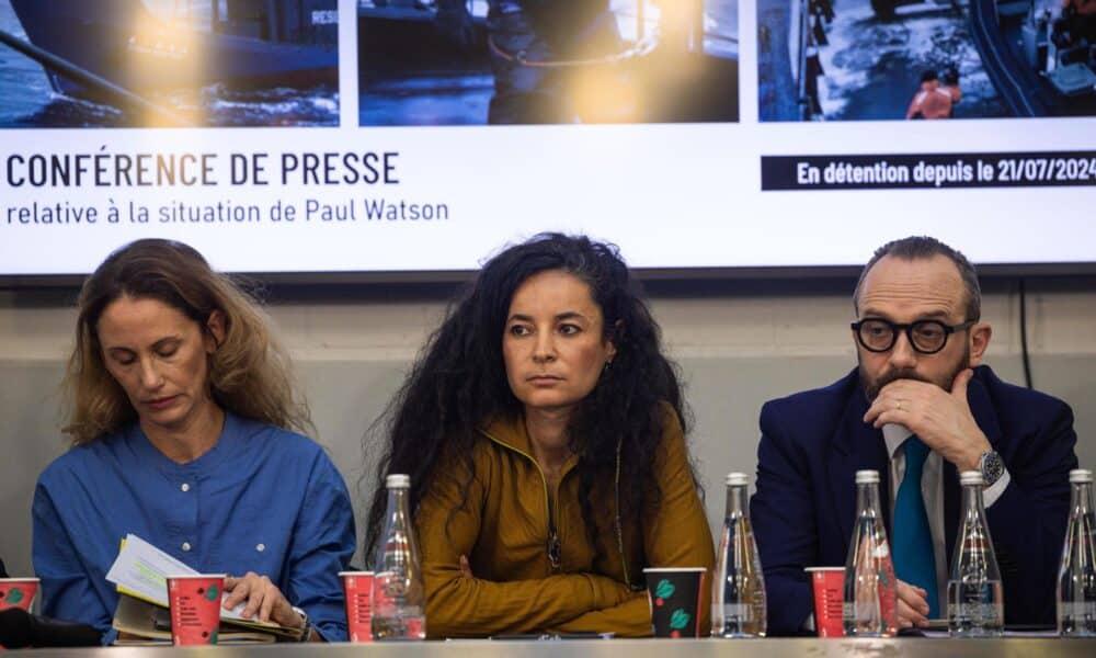 Lamya Essemlali (C) presidenta de la organización Sea Shepherd, durante la rueda de prensa, con el abogado de Watson Rachel Lindon (izda) y William Julie (dcha) en París, Francia. EFE/EPA/CHRISTOPHE PETIT TESSON