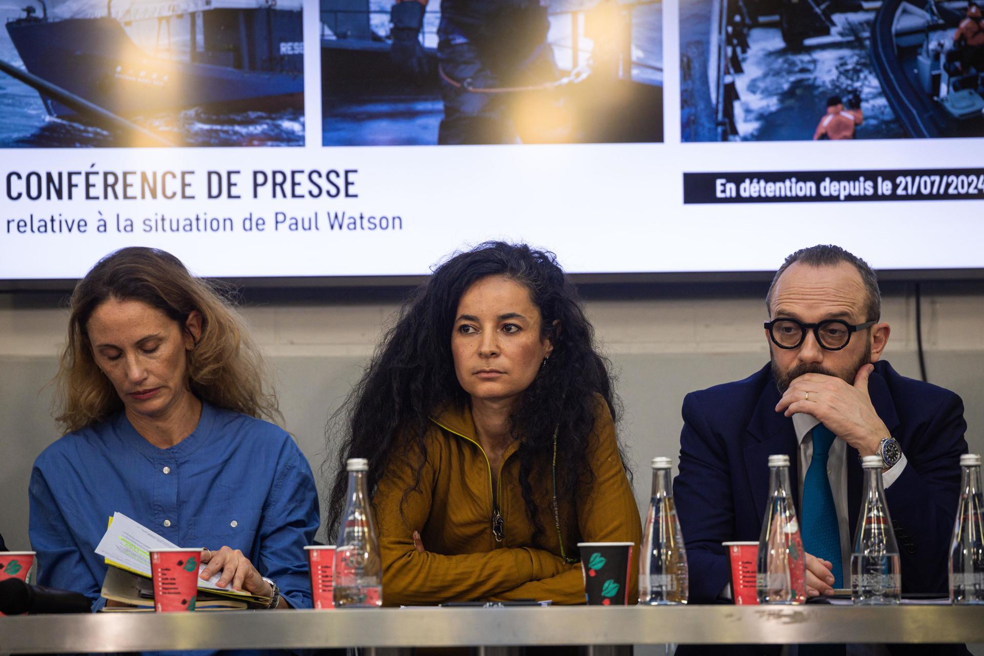 Lamya Essemlali (C) presidenta de la organización Sea Shepherd, durante la rueda de prensa, con el abogado de Watson Rachel Lindon (izda) y William Julie (dcha) en París, Francia. EFE/EPA/CHRISTOPHE PETIT TESSON