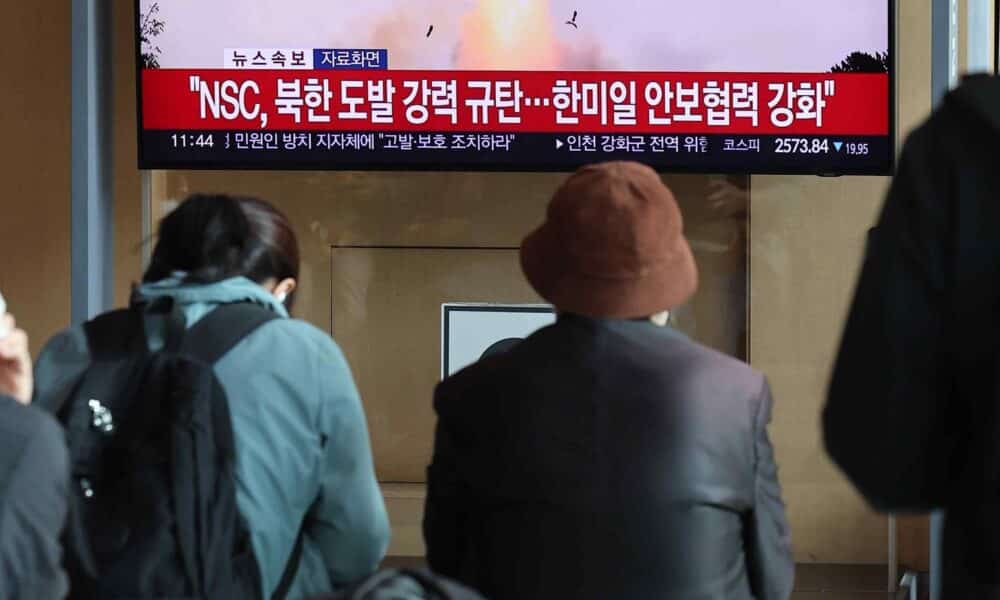 Varias personas ven las noticias sobre el lanzamiento por parte de Corea del Norte de un nuevo misil balístico intercontinental de combustible sólido en la estación de Seúl, Corea del Sur, el 31 de octubre de 2024. EFE/EPA/YONHAP