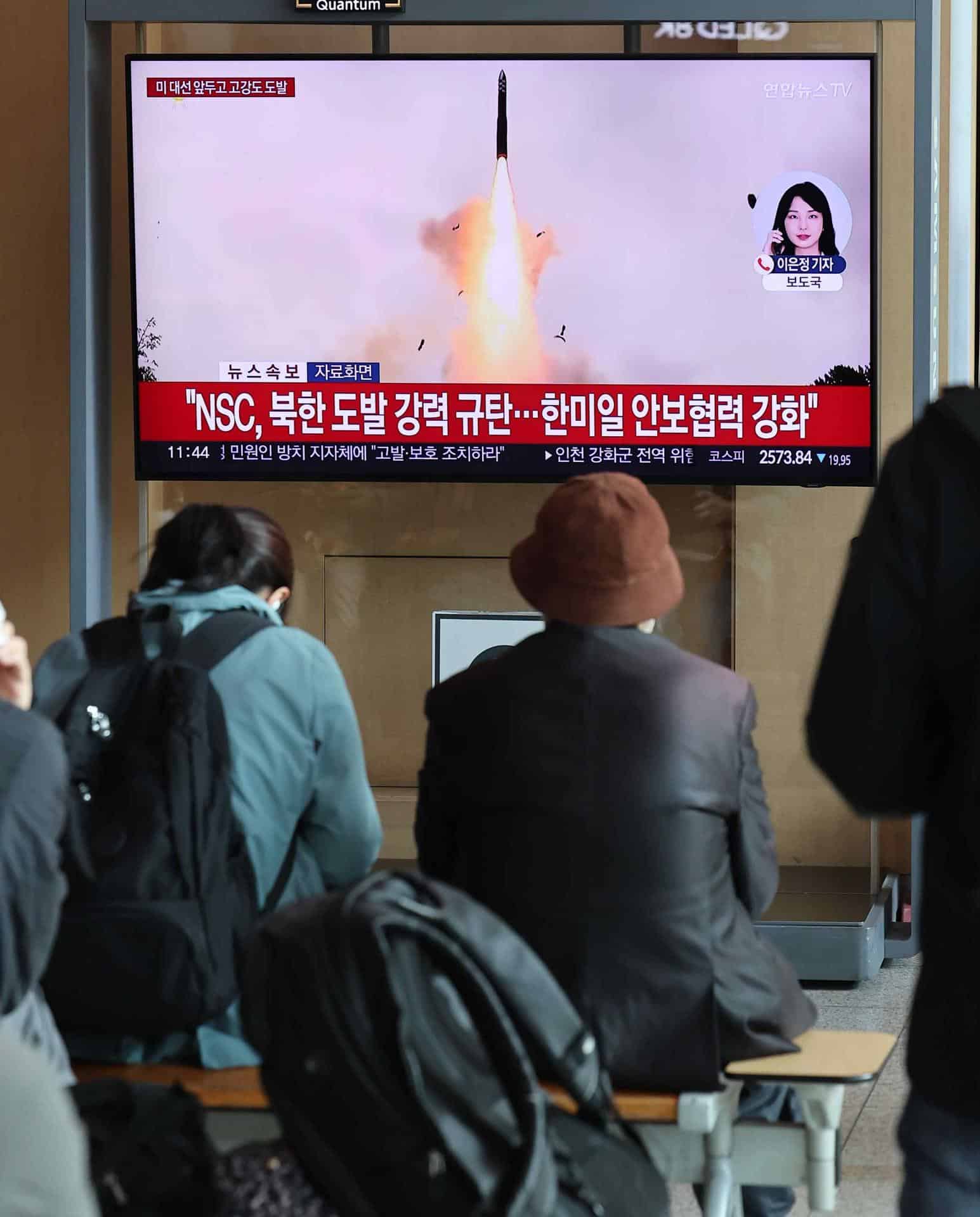 Varias personas ven las noticias sobre el lanzamiento por parte de Corea del Norte de un nuevo misil balístico intercontinental de combustible sólido en la estación de Seúl, Corea del Sur, el 31 de octubre de 2024. EFE/EPA/YONHAP