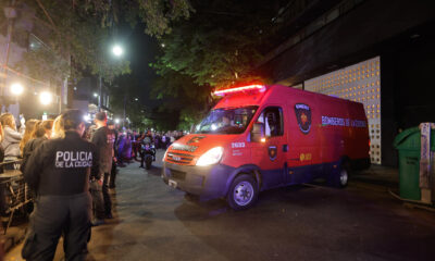 Miembros de la Policía argentina custodian un vehículo que retira el cuerpo del cantante Lyam Payne de un hotel en Palermo, en Buenos Aires, Argentina, el 16 de octubre de 2024. EFE/ Juan Ignacio Roncoroni