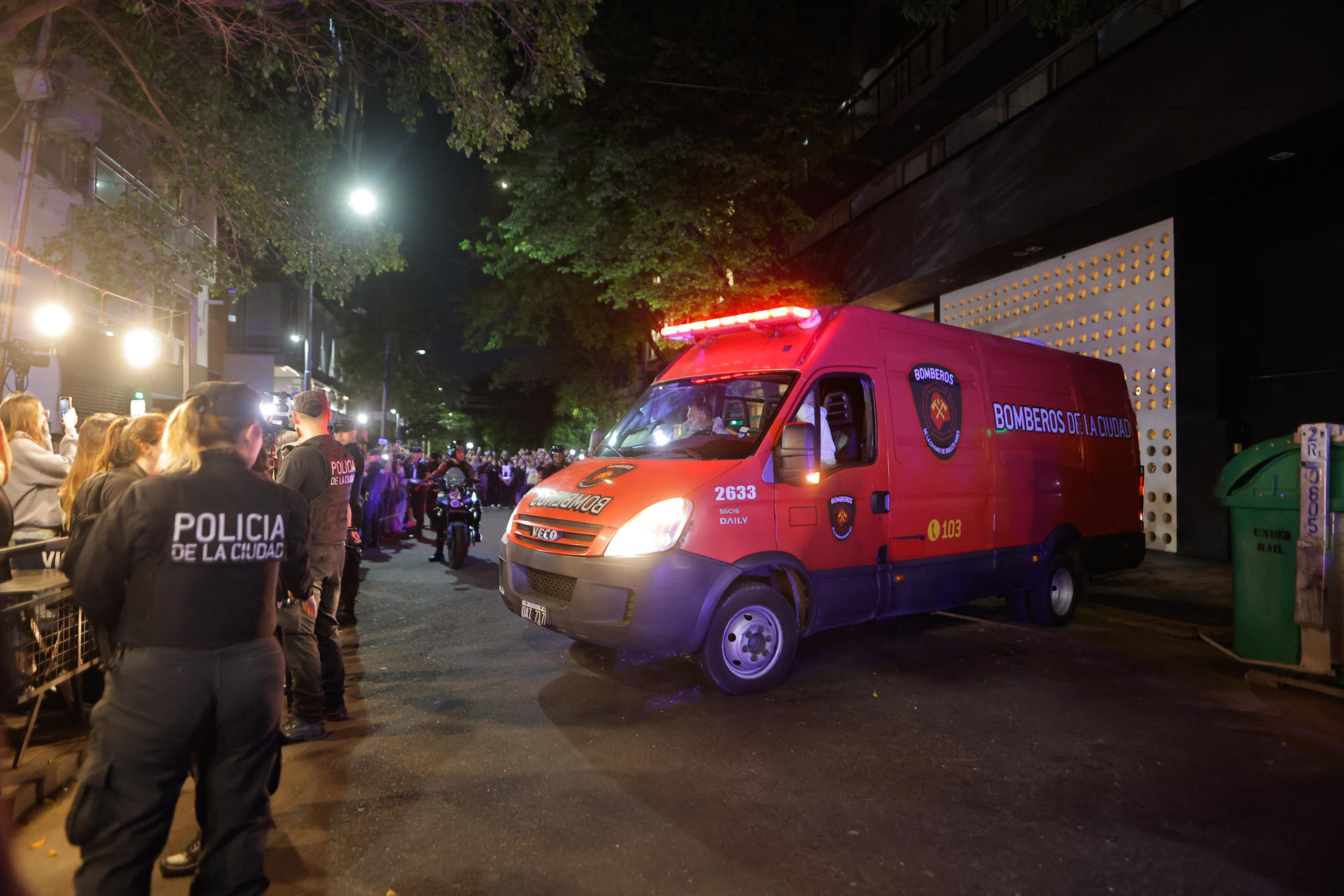 Miembros de la Policía argentina custodian un vehículo que retira el cuerpo del cantante Lyam Payne de un hotel en Palermo, en Buenos Aires, Argentina, el 16 de octubre de 2024. EFE/ Juan Ignacio Roncoroni