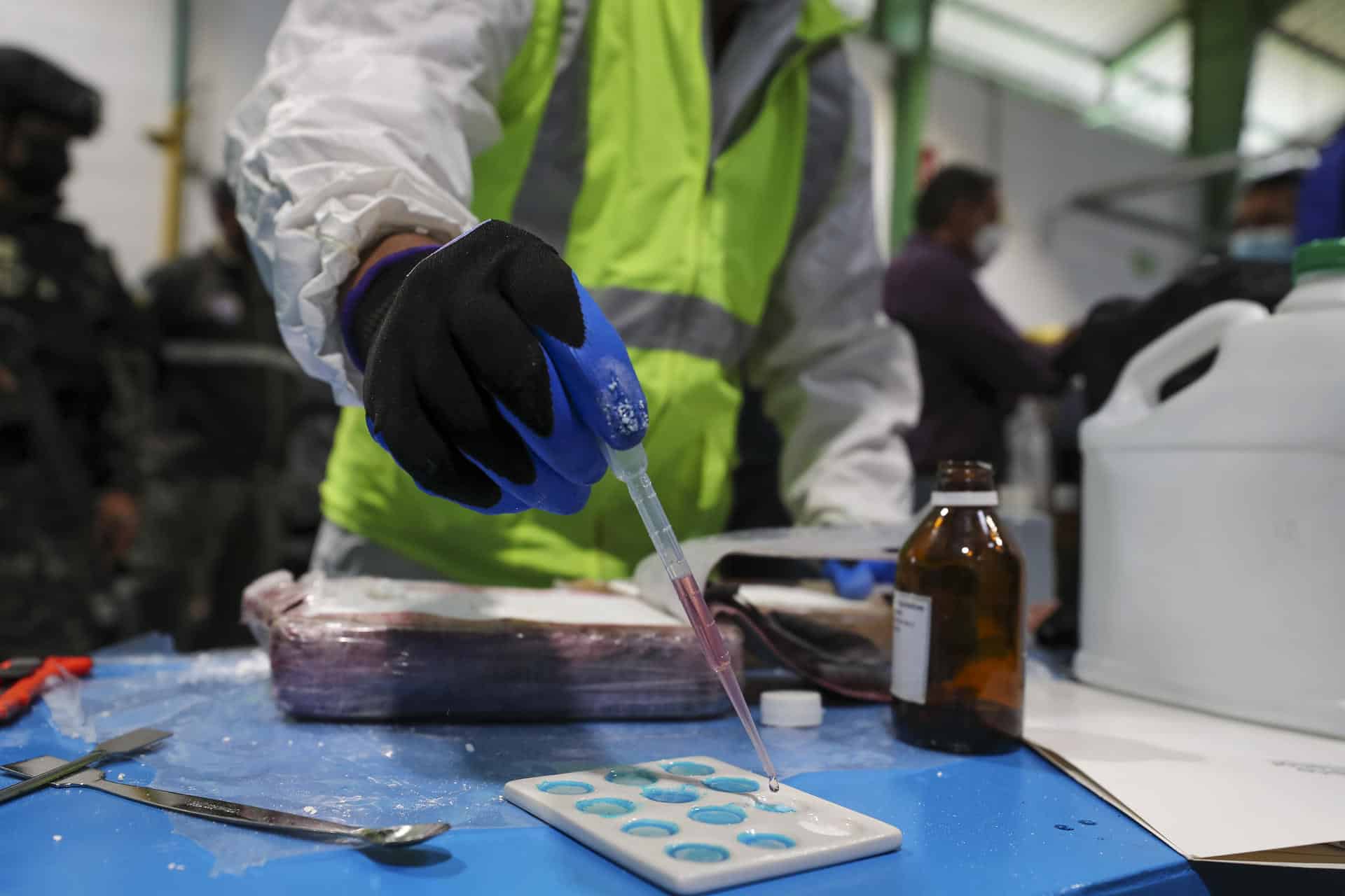 Fotografía de archivo de un policía que examina con químicos un paquete de droga incautada en Ecuador. EFE/José Jácome