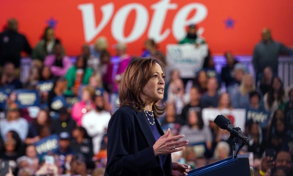 La vicepresidenta y candidata demócrata a la Casa Blanca, Kamala Harris, durante el mitin llevado a cabo el domingo 27 de septiembre en Filadelfia, (Pensilvania, EE.UU.). EFE/EPA/Will Oliver