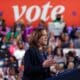 La vicepresidenta y candidata demócrata a la Casa Blanca, Kamala Harris, durante el mitin llevado a cabo el domingo 27 de septiembre en Filadelfia, (Pensilvania, EE.UU.). EFE/EPA/Will Oliver