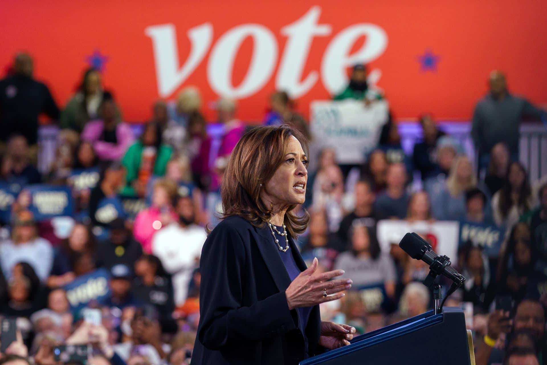 La vicepresidenta y candidata demócrata a la Casa Blanca, Kamala Harris, durante el mitin llevado a cabo el domingo 27 de septiembre en Filadelfia, (Pensilvania, EE.UU.). EFE/EPA/Will Oliver