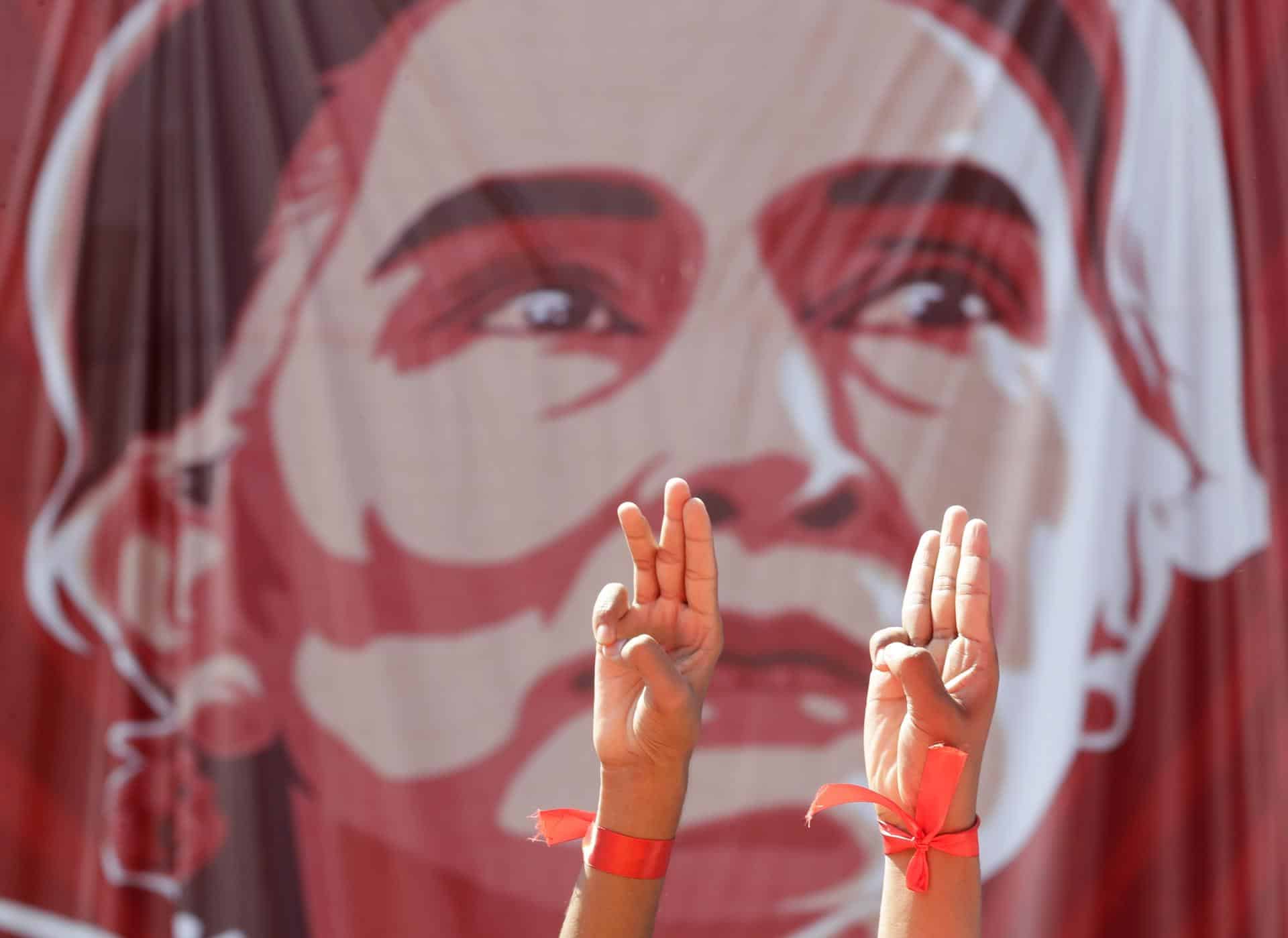 Un cartel con una fotografía de la líder de facto depuesta Aung San Suu Kyi durante una protesta unos días después del golpe de Estado militar de febrero de 2021 en Birmania (Myanmar). EFE/EPA/LYNN BO BO