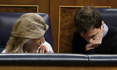 Foto archivo. La líder de Sumar y vicepresidenta segunda y ministra de Trabajo, Yolanda Díaz (i), conversa con el diputado de su formación, Íñigo Errejón (d), durante el pleno del Congreso. EFE/Mariscal