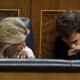 Foto archivo. La líder de Sumar y vicepresidenta segunda y ministra de Trabajo, Yolanda Díaz (i), conversa con el diputado de su formación, Íñigo Errejón (d), durante el pleno del Congreso. EFE/Mariscal