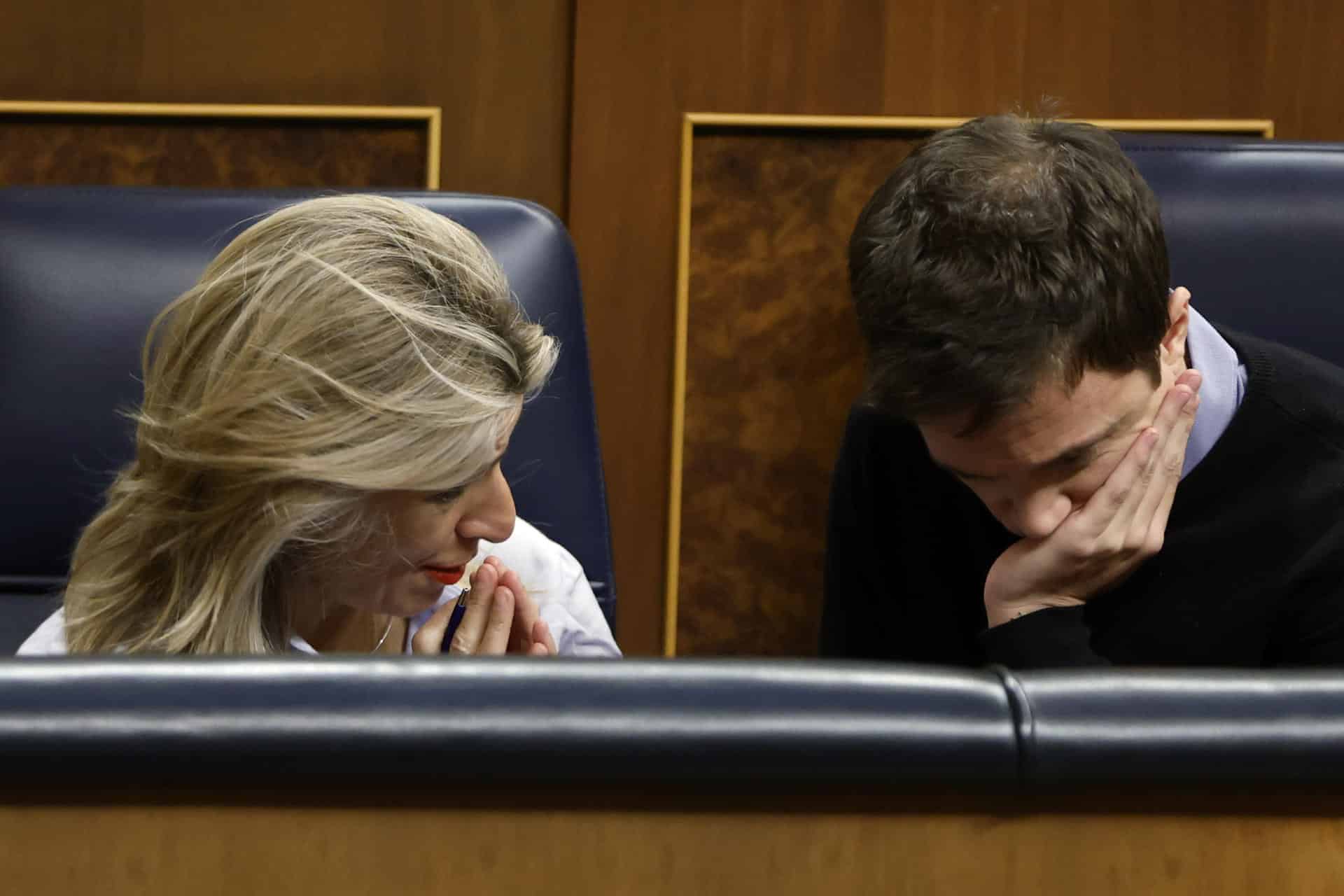 Foto archivo. La líder de Sumar y vicepresidenta segunda y ministra de Trabajo, Yolanda Díaz (i), conversa con el diputado de su formación, Íñigo Errejón (d), durante el pleno del Congreso. EFE/Mariscal