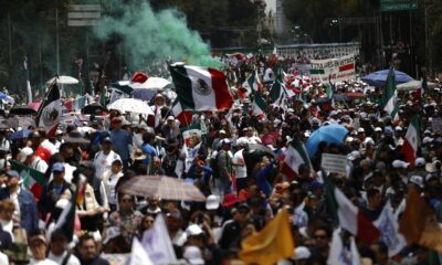 Cientos de personas de la oposición protestan este martes, en las principales avenidas de la Ciudad de México (México). EFE/Bienvenido Velasco