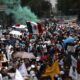 Cientos de personas de la oposición protestan este martes, en las principales avenidas de la Ciudad de México (México). EFE/Bienvenido Velasco