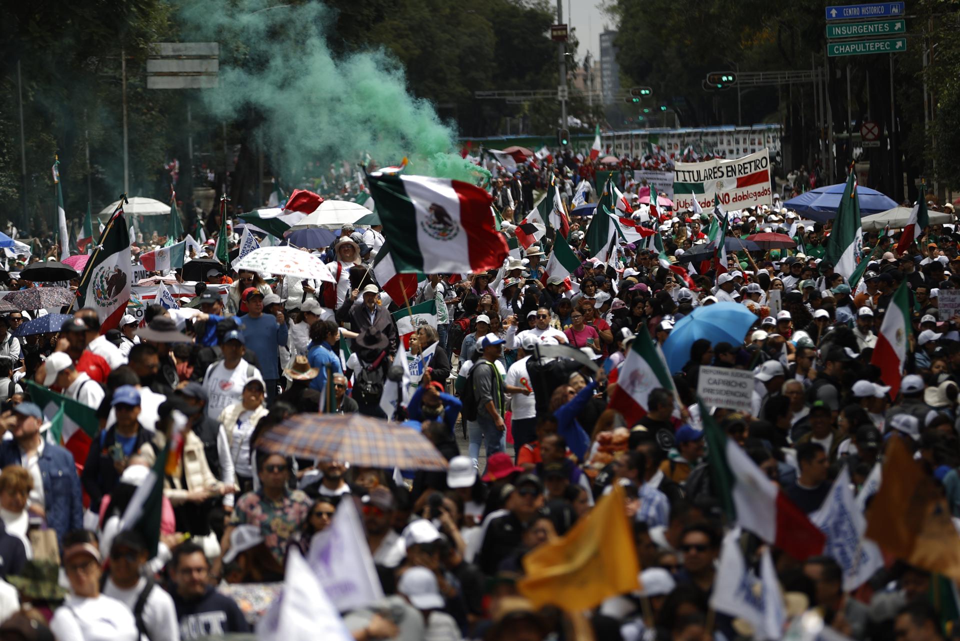 Cientos de personas de la oposición protestan este martes, en las principales avenidas de la Ciudad de México (México). EFE/Bienvenido Velasco