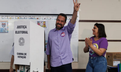 El progresista Guilherme Boulos, candidato apoyado por el presidente brasileño, Luiz Inácio Lula da Silva, en las elecciones municipales de São Paulo, votó este domingo 6 de octubre en el CEU del barrio de Campo Limpo, en la ciudad de São Paulo (Brasil). EFE/ Isaac Fontana