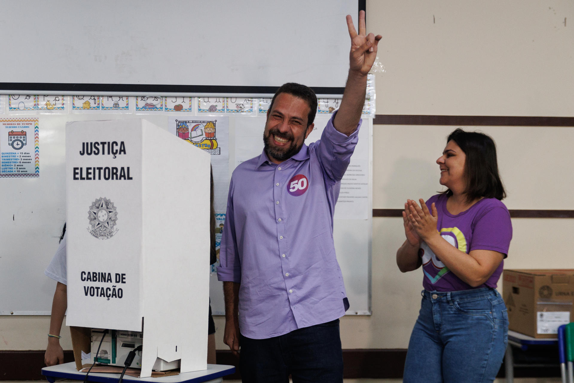 El progresista Guilherme Boulos, candidato apoyado por el presidente brasileño, Luiz Inácio Lula da Silva, en las elecciones municipales de São Paulo, votó este domingo 6 de octubre en el CEU del barrio de Campo Limpo, en la ciudad de São Paulo (Brasil). EFE/ Isaac Fontana