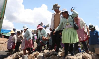 Fotografía del 29 de octubre de 2024 en donde seguidores del expresidente de Bolivia Evo Morales marchan por una vía bloqueada en Parotani (Bolivia). EFE/ Luis Gandarillas