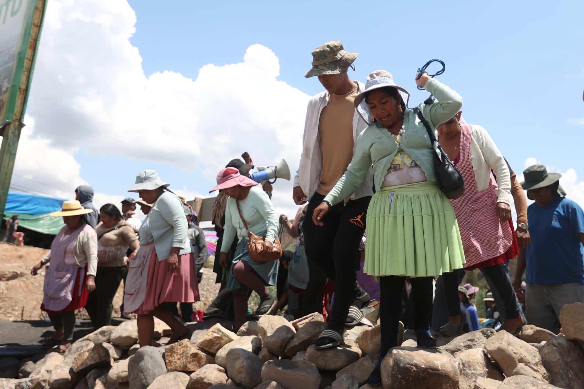 Fotografía del 29 de octubre de 2024 en donde seguidores del expresidente de Bolivia Evo Morales marchan por una vía bloqueada en Parotani (Bolivia). EFE/ Luis Gandarillas