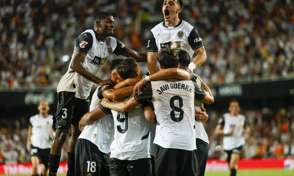 Los jugadores del Valencia CF celebran un gol durante un partido de liga. el EFE/Biel Aliño