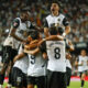 Los jugadores del Valencia CF celebran un gol durante un partido de liga. el EFE/Biel Aliño