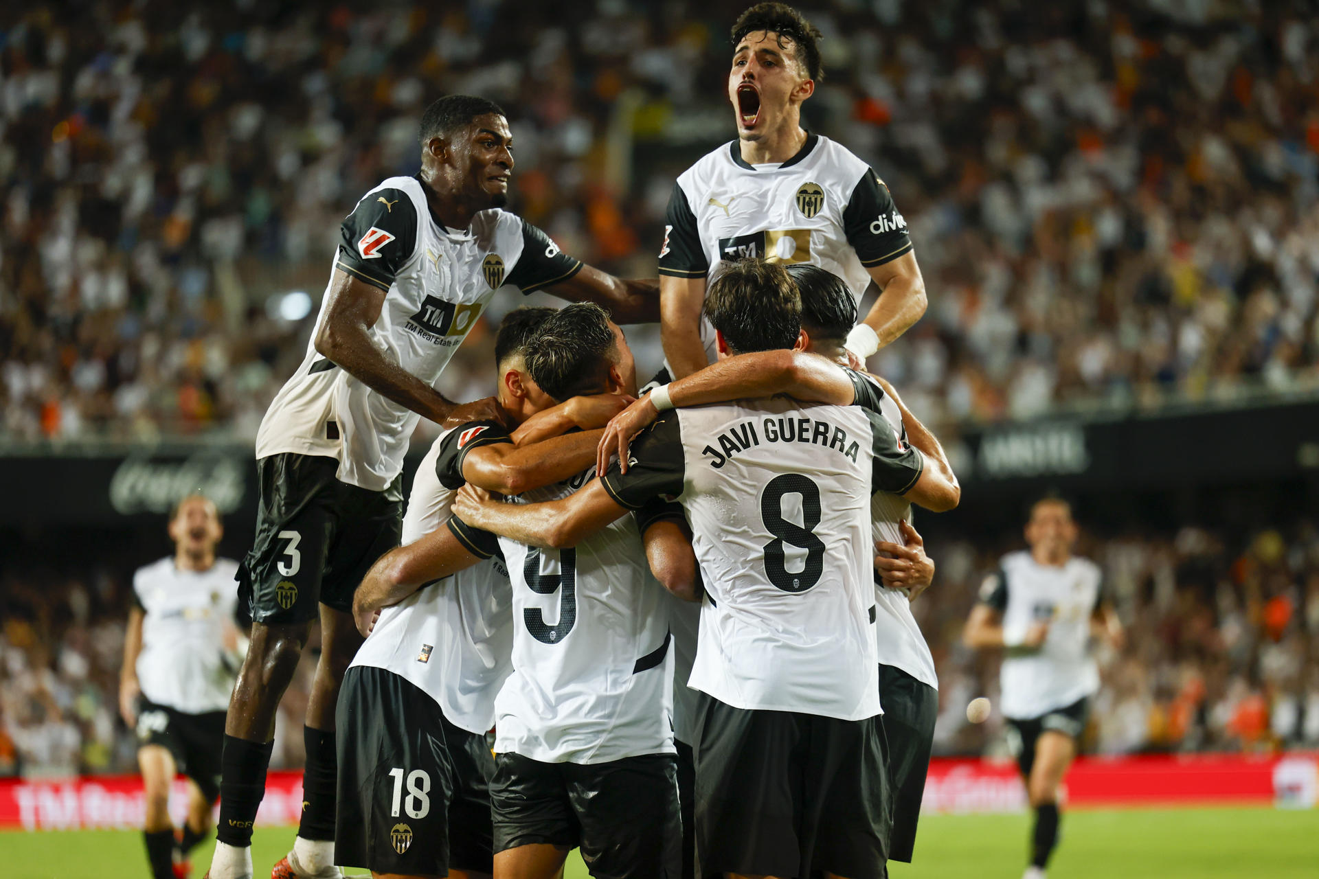 Los jugadores del Valencia CF celebran un gol durante un partido de liga. el EFE/Biel Aliño