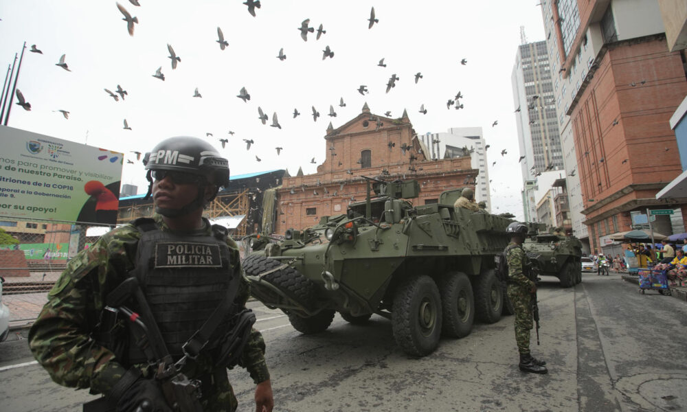 Militares vigilan junto a un tanque blindado tipo LAV-III del Ejército colombiano llamados 'Gladiadores' este jueves en el centro de Cali (Colombia). EFE/ Ernesto Guzmán