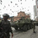 Militares vigilan junto a un tanque blindado tipo LAV-III del Ejército colombiano llamados 'Gladiadores' este jueves en el centro de Cali (Colombia). EFE/ Ernesto Guzmán