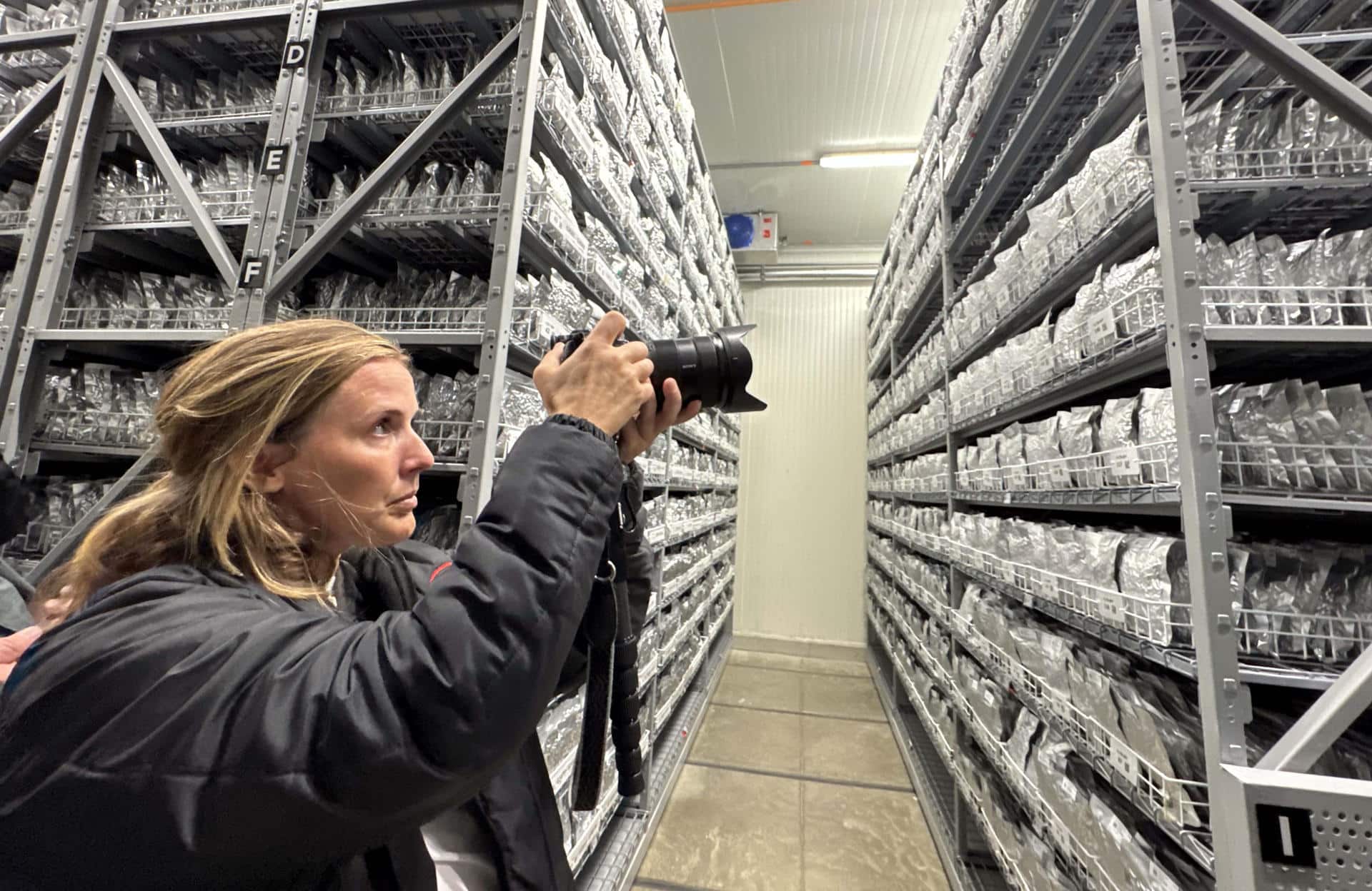 Una mujer le toma fotografías a semillas conservadas producto de una investigación de la Alianza de Bioversity International y el CIAT, en Palmira (Colombia). EFE/ Mario Baos