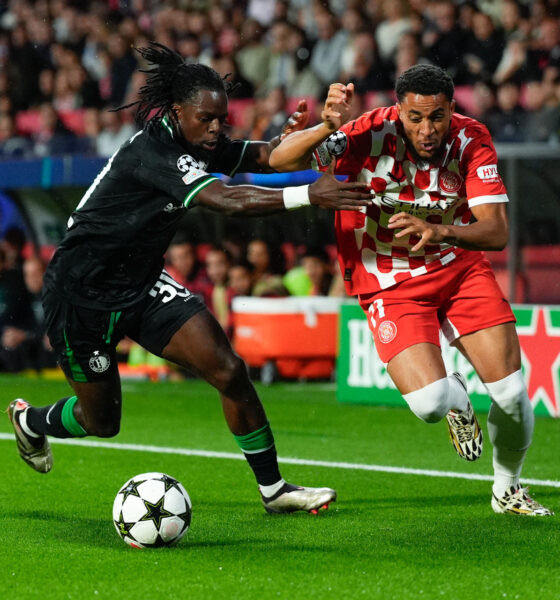 El centrocampista del Girona Arnaut Danjuma (d) disputa la pelota ante el defensa del Feyenoord, Jordan Lotomba (i), durante el partido de Liga de Campeones que disputan el Girona y el Feyenoord en el estadio Montilivi, en Girona. EFE/Siu Wu