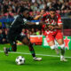 El centrocampista del Girona Arnaut Danjuma (d) disputa la pelota ante el defensa del Feyenoord, Jordan Lotomba (i), durante el partido de Liga de Campeones que disputan el Girona y el Feyenoord en el estadio Montilivi, en Girona. EFE/Siu Wu