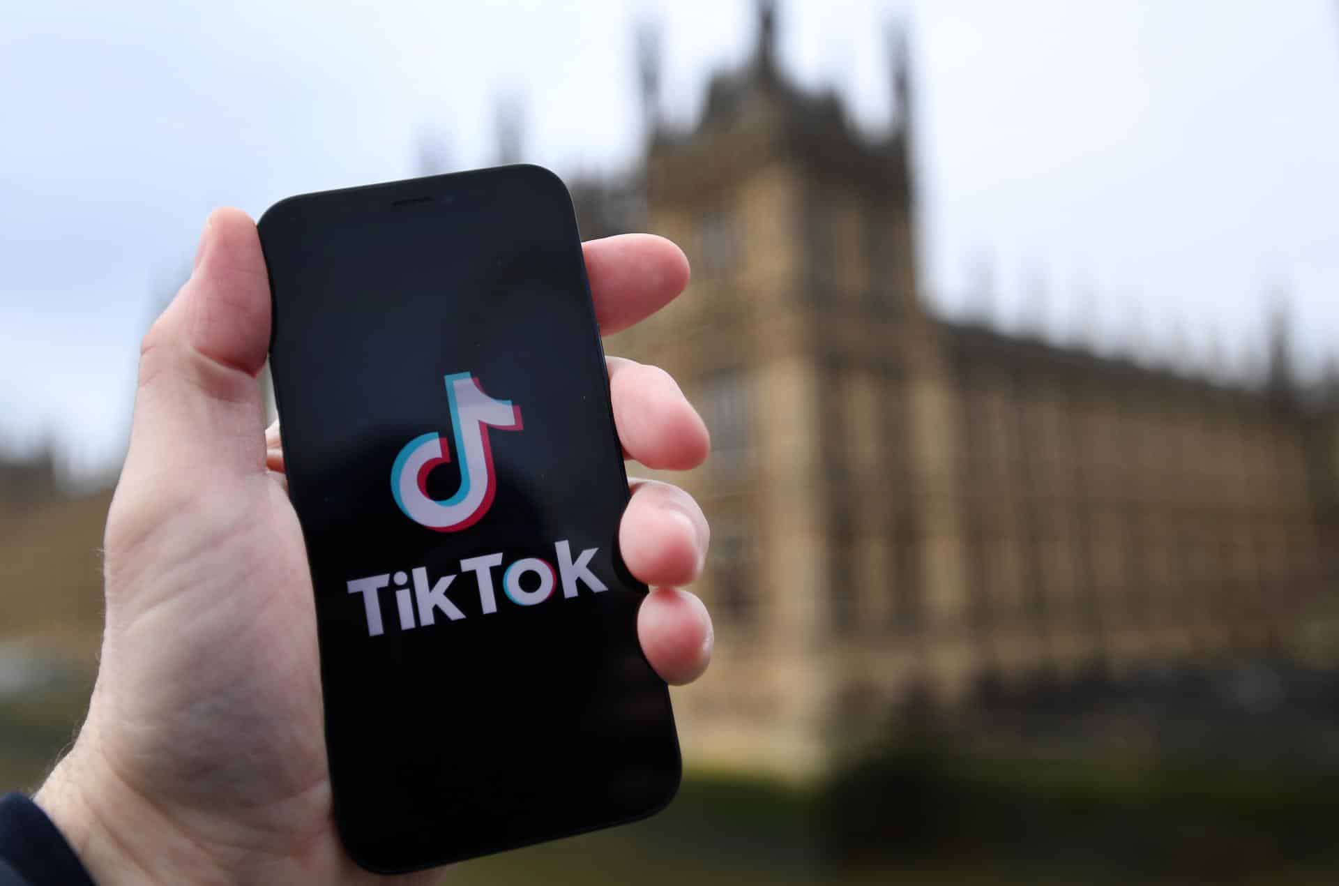 Fotografía de archivo que muestra el logo de la red social Tik Tok en un teléfono móvil. EFE/EPA/ANDY RAIN