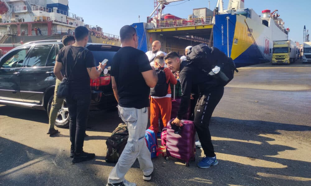 Pasajeros antes de embarcar en un buque hacia Turquía en el puerto de Trípoli, en el norte del Líbano, el 15 de octubre de 2024. EFE/Noemí Jabois