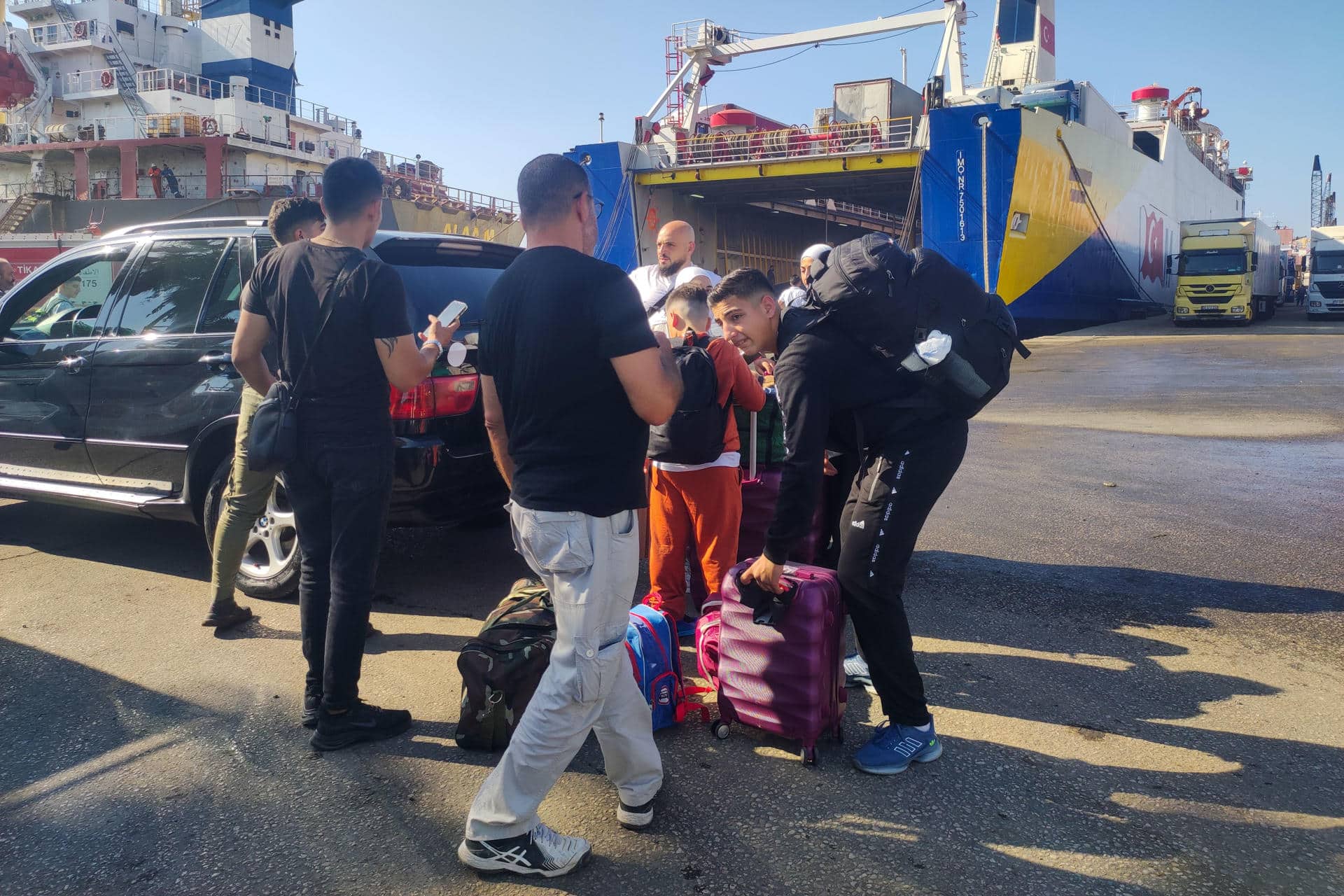 Pasajeros antes de embarcar en un buque hacia Turquía en el puerto de Trípoli, en el norte del Líbano, el 15 de octubre de 2024. EFE/Noemí Jabois