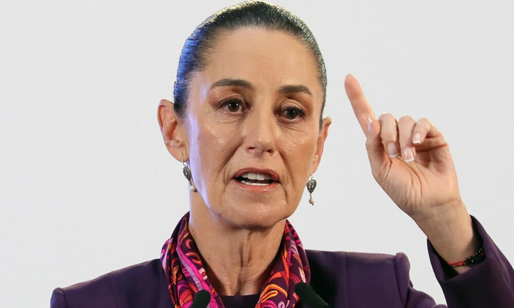 La presidenta de México, Claudia Sheinbaum, habla durante su conferencia de prensa matutina este lunes, en Palacio Nacional de Ciudad de México (México). EFE/Mario Guzmán